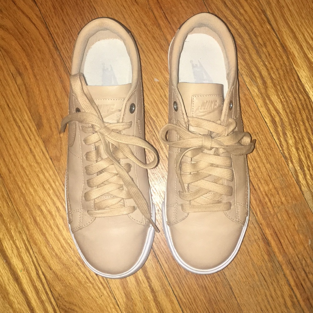 Nike sneakers (tan/beige/nude)